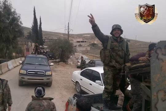 Một đơn vị vũ trang địa phương NDF trên đường tiếp viện khu vực giao chiến với IS