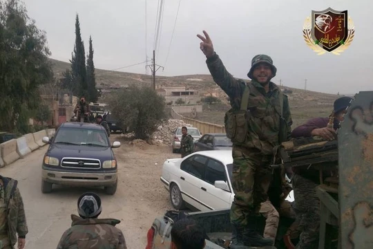 Một đơn vị vũ trang địa phương NDF trên đường tiếp viện khu vực giao chiến với IS