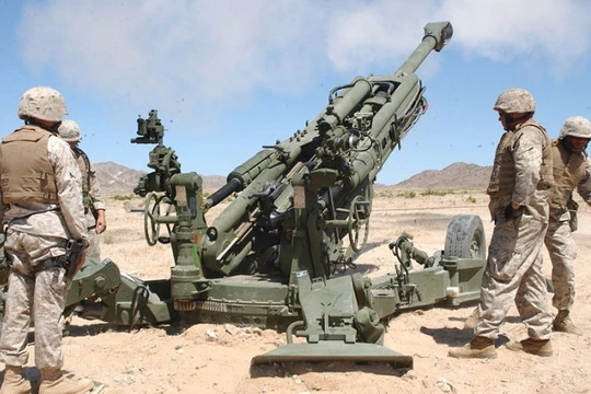 Lính thủy đánh bộ Mỹ với lựu pháo xe kéo M777A2 trên chiến trường Trung Đông - ảnh defence.ru