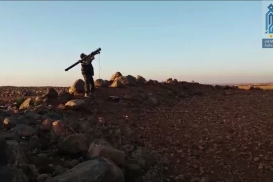 Một tay súng khủng bố HTS sử dụng tên lửa MANPAD bắn hạ máy bay L-39 không quân Syria - ảnh video