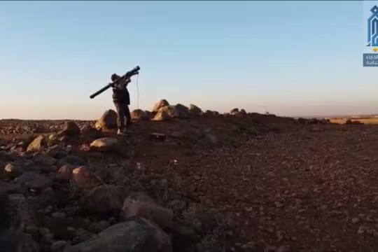 Một tay súng khủng bố HTS sử dụng tên lửa MANPAD bắn hạ máy bay L-39 không quân Syria - ảnh video