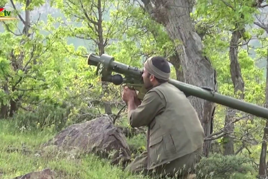 Video: Chiến binh người Kurd thuộc PKK bắn hạ máy bay trực thăng Thổ Nhĩ Kỳ