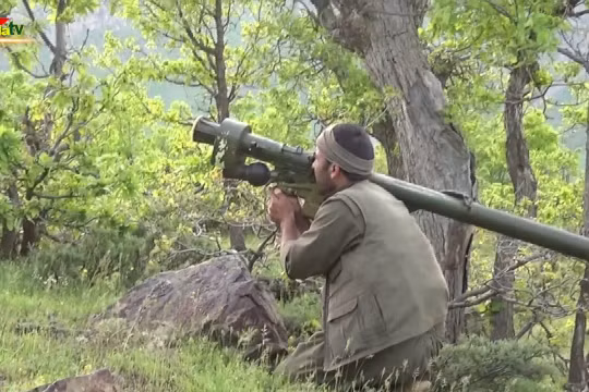 Video: Chiến binh người Kurd thuộc PKK bắn hạ máy bay trực thăng Thổ Nhĩ Kỳ