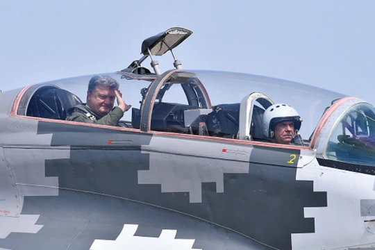 Tổng thống Ukraine Peter Poroshenko trên máy bay MiG-29 không quân Ukraine