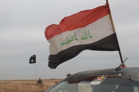 Quân đội Iraq nhổ cờ của IS khi tấn công về hướng Mosul