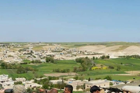 Lực lượng dân quân người Kurd và binh sĩ Mỹ ở Raqqa.ảnh Muraselon