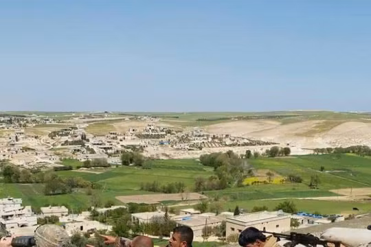 Lực lượng dân quân người Kurd và binh sĩ Mỹ ở Raqqa.ảnh Muraselon