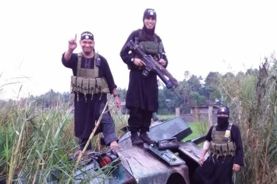 Một xe thiết giáp Philippines bị IS phá hủy