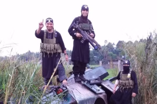 Một xe thiết giáp Philippines bị IS phá hủy