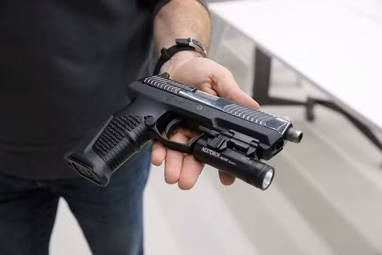 Súng ngắn Udar, thay thế súng PM Makarrov. Ảnh minh họa RIA.Novosti