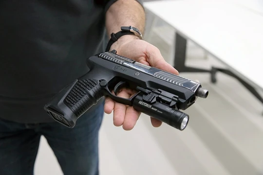 Súng ngắn Udar, thay thế súng PM Makarrov. Ảnh minh họa RIA.Novosti