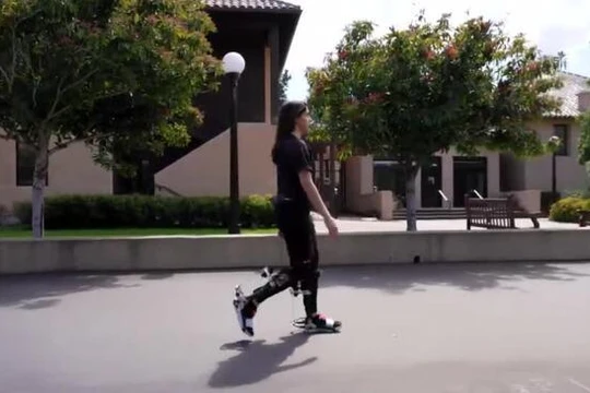 Người dùng thử nghiệm khung xương ngoài robot. Ảnh video Stanford.