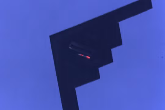 Máy bay ném bom B-2 thử nghiệm ném bom hạt nhân B61-12. Ảnh minh họa The National Interest