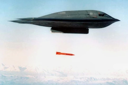 Máy bay ném bom tàng hình thế hệ 5 B2 ném bom thử nghiệm B61-12. Ảnh The National Interest