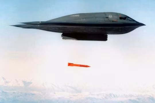 Máy bay ném bom tàng hình thế hệ 5 B2 ném bom thử nghiệm B61-12. Ảnh The National Interest