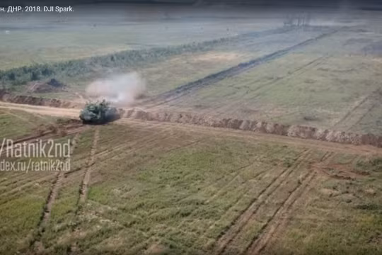 Xe tăng Donesk huấn luyện chiến đấu. Ảnh minh họa video dân quân Donesk