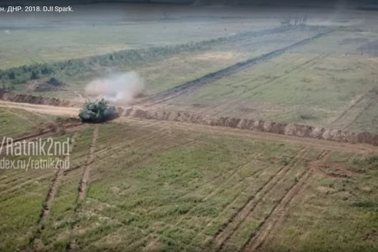 Xe tăng Donesk huấn luyện chiến đấu. Ảnh minh họa video dân quân Donesk
