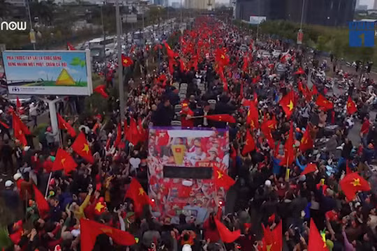 U23 VN diễu hành giữa biển người và rừng cờ rực đỏ nhìn từ flycam - VTC News