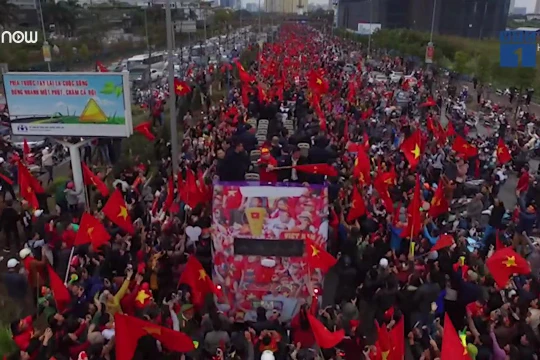 U23 VN diễu hành giữa biển người và rừng cờ rực đỏ nhìn từ flycam - VTC News