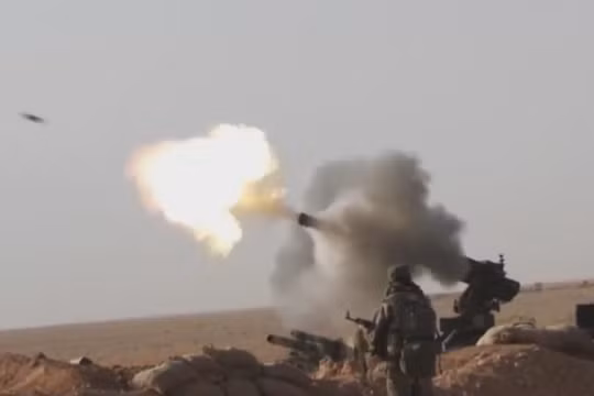 Quân đội Syria pháo kích vào các tay súng khủng bố trên chiến trường căn cứ quân sự T-2 - ảnh video Hezbollah