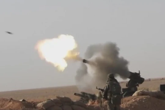 Quân đội Syria pháo kích vào các tay súng khủng bố trên chiến trường căn cứ quân sự T-2 - ảnh video Hezbollah