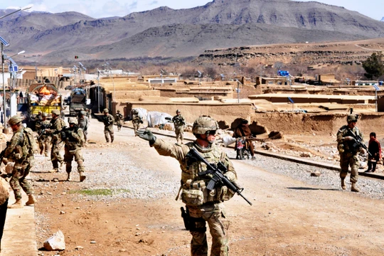 Binh sĩ Mỹ đi tuần ở Afghanistan. Ảnh minh họa Task & Purpose