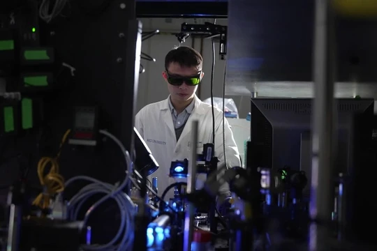 Các nhà khoa học Đại học Rice thử nghiệm phản ứng phân tách hydro từ amoniac bằng chất xúc tác nano sắt - đồng. Ảnh video Đại học Rice