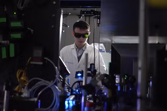 Các nhà khoa học Đại học Rice thử nghiệm phản ứng phân tách hydro từ amoniac bằng chất xúc tác nano sắt - đồng. Ảnh video Đại học Rice