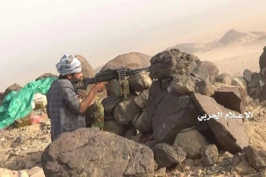 Chiến binh Houthi chiến đấu trên chiến trường biên giới Yemen - Ả rập Xê út