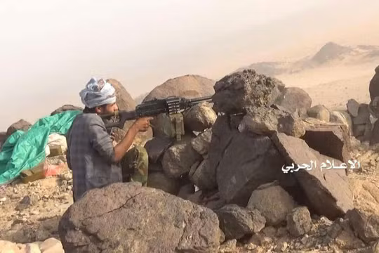 Chiến binh Houthi chiến đấu trên chiến trường biên giới Yemen - Ả rập Xê út