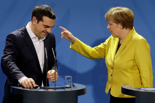 Thủ tướng Đức Angela Merkel và Thủ tướng Hi Lạp Alexis Tsipras - Ảnh: bwbx.io