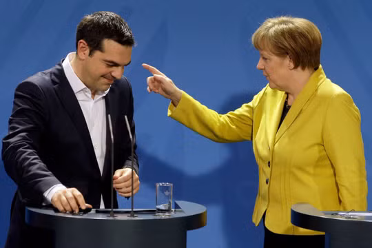 Thủ tướng Đức Angela Merkel và Thủ tướng Hi Lạp Alexis Tsipras - Ảnh: bwbx.io