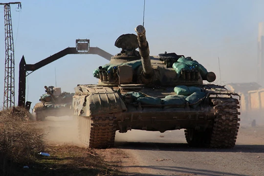 Xe tăng quân đội Syria tấn công trên chiến trường Khanaser