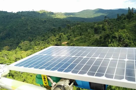 Thiết bị ghi âm SAFE, sử dụng pin mặt trời theo dõi âm thanh. Ảnh India Express