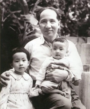 Đồng chí Nguyễn Lương Bằng với hai con Tường Vân (bên trái) và Việt Liên.