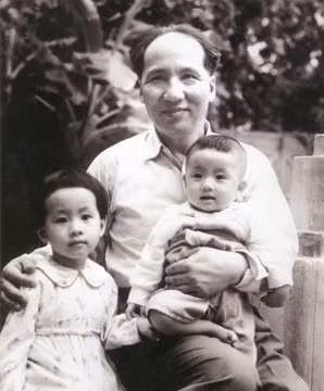 Đồng chí Nguyễn Lương Bằng với hai con Tường Vân (bên trái) và Việt Liên.