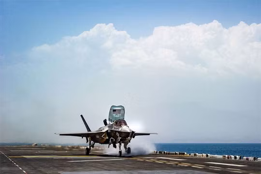 Máy bay F-35B Mỹ cất cánh trên tàu sân bay đổ bộ trực thăng USS Essex (LHD 2). Ảnh minh họa video Hải quân Mỹ