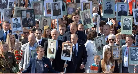 Tổng thống Putin giữa cuộc diễu hành của Trung đoàn Bất tử 