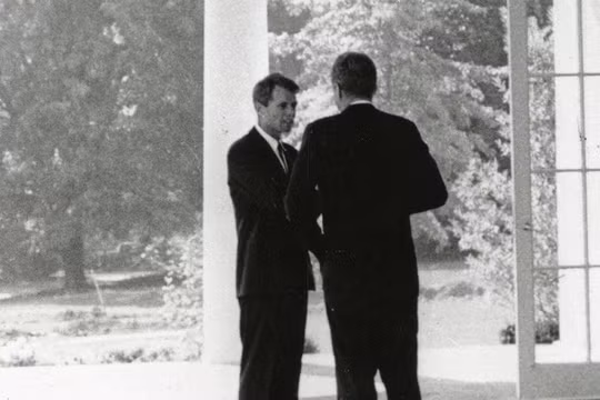 John F. Kennedy gặp anh trai, cựu Tổng chưởng lý Robert F. Kennedy, tại Nhà Trắng ở Washington. REUTERS / Cecil Stoughton / Nhà Trắng / Thư viện Tổng thống John F. Kennedy.