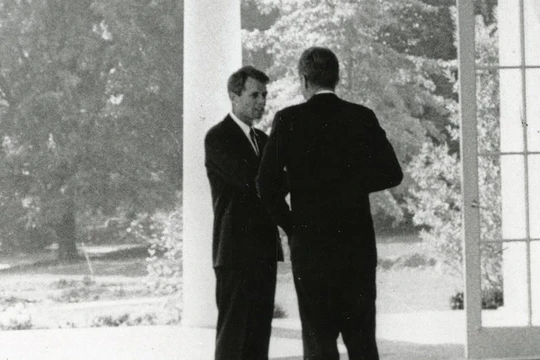 John F. Kennedy gặp anh trai, cựu Tổng chưởng lý Robert F. Kennedy, tại Nhà Trắng ở Washington. REUTERS / Cecil Stoughton / Nhà Trắng / Thư viện Tổng thống John F. Kennedy.