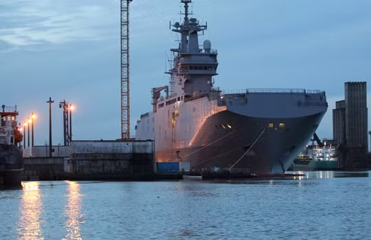 Tàu sân bay trực thăng Mistral. Ảnh AP Photo/ Laetitia Notarianni