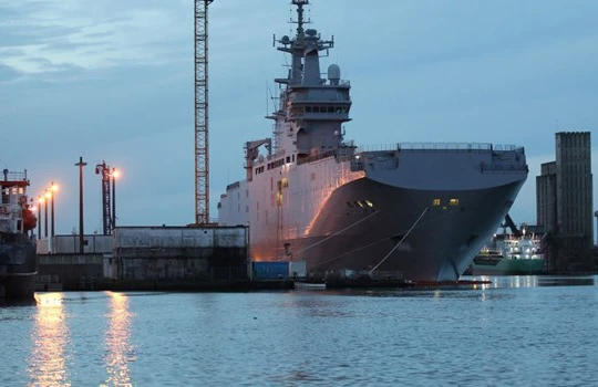Tàu sân bay trực thăng Mistral. Ảnh AP Photo/ Laetitia Notarianni