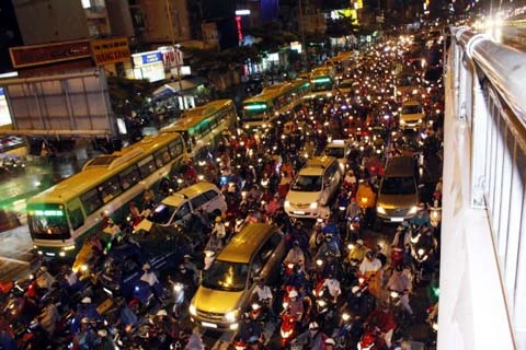  Cảnh ùn tắc ở TPHCM trong giờ cao điểm buổi chiều. Ảnh: Tuổi trẻ 