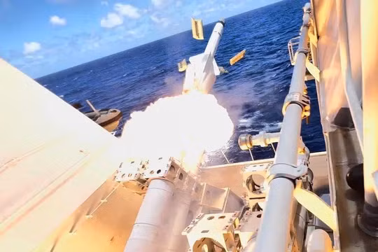 Hộ tống hạm KD-Lekir phóng tên lửa Exocet. Ảnh Naval News