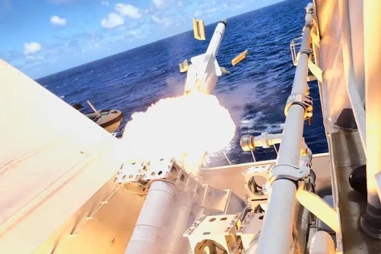 Hộ tống hạm KD-Lekir phóng tên lửa Exocet. Ảnh Naval News