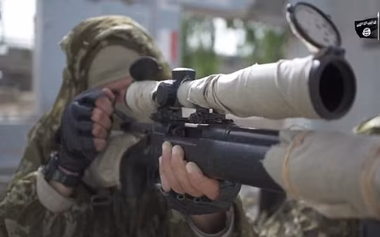 Một tay súng bắn tỉa của khủng bố IS