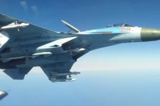 Tiêm kích cận vệ S-27 đánh chặn và xua đuổi chiếc F-15 NATO.