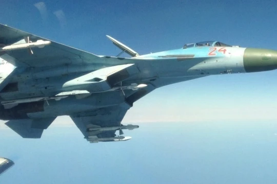 Tiêm kích cận vệ S-27 đánh chặn và xua đuổi chiếc F-15 NATO.