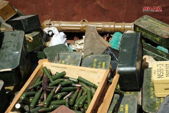 Quân đội Syria thu giữ vũ khí của lực lượng IS ở Daraa. Ảnh SANA