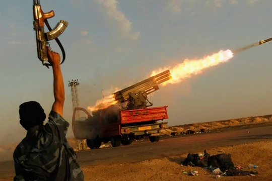 Lực lượng Quân đội Quốc gia Libya pháo kích vào thành phố Tripoli.